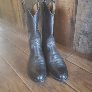 Mens ARIAT cowboy boots - like NEW. Size 10.5EE